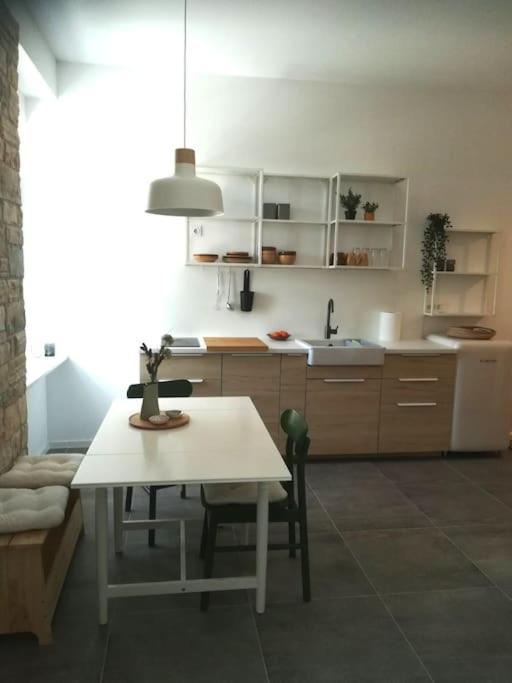 Lovely Apartment In The City Center Pola Esterno foto